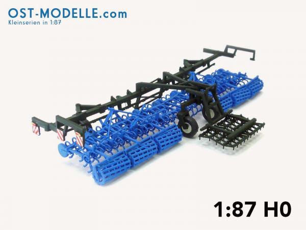Koppelwagen T890 A01 Bodenbearbeitung 2 Feingrubber B231 mit Stabkrümmlern Arbeitsstellung blau